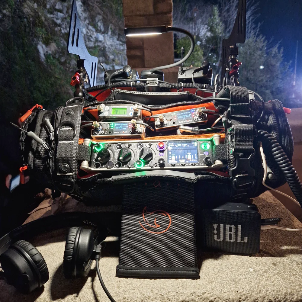 Professional location sound equipment package for rental in Italy featuring a Sound Devices mixer recorder, Wisycom and Lectrosonics wireless receivers in a field audio bag.